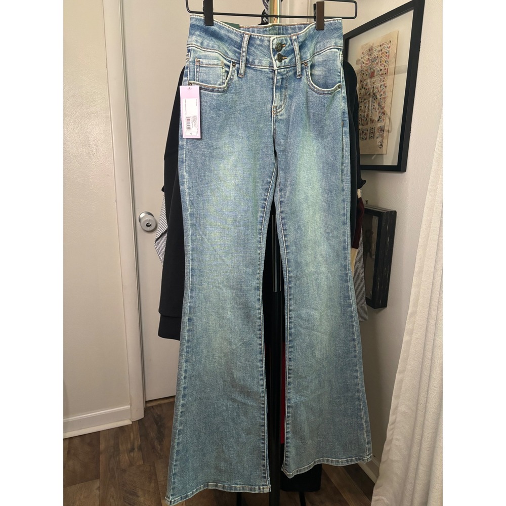 Wild Fable Womens Low Rise Flare Jeans Light Wash Denim Size 4 33 Inseam NWT